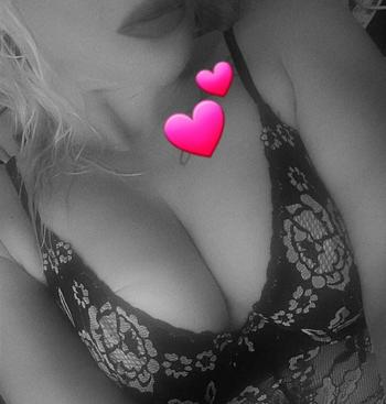 Sky, 30 Caucasian/White female escort, London ON